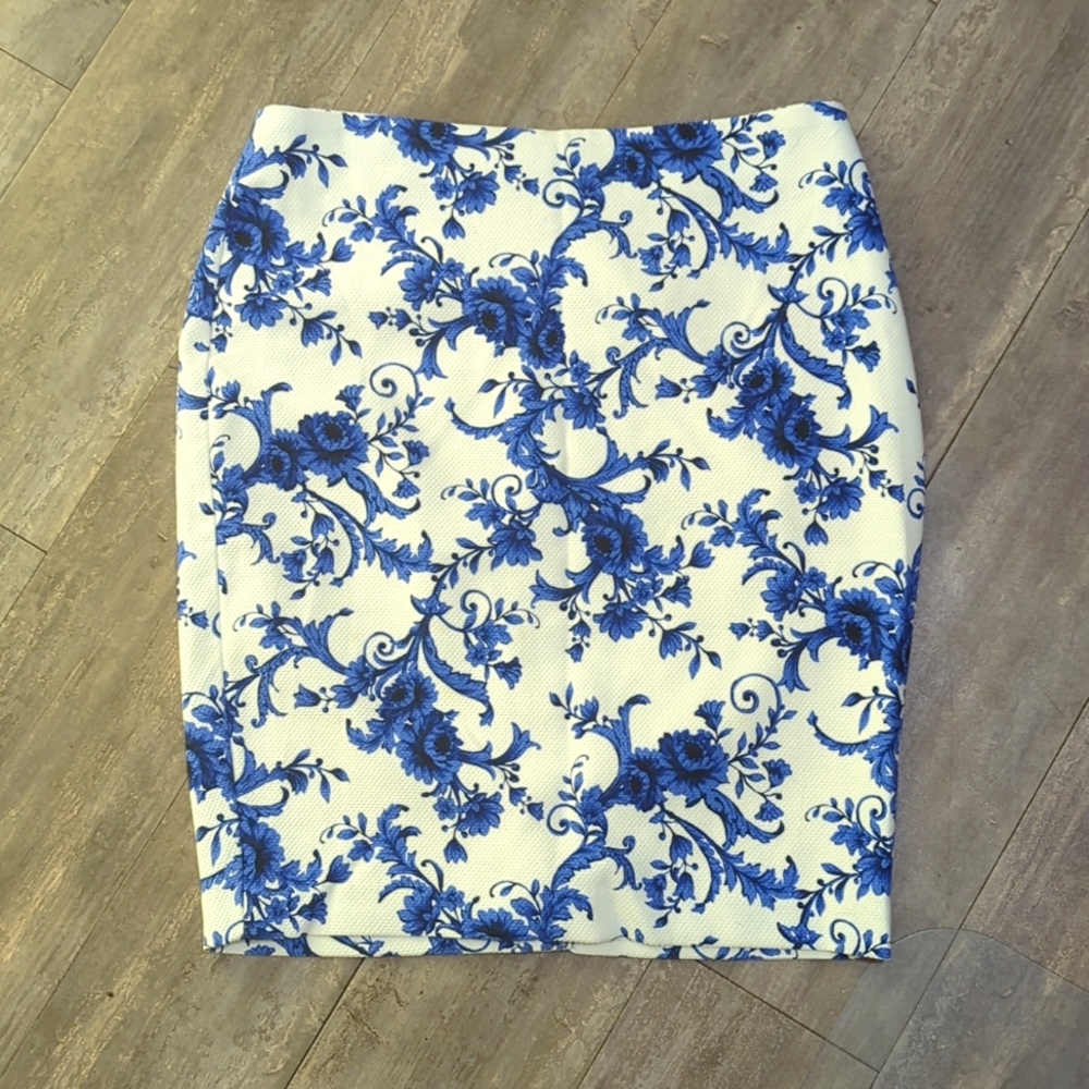 Forever 21 Blue and White Flowered Skirt in Size Medium